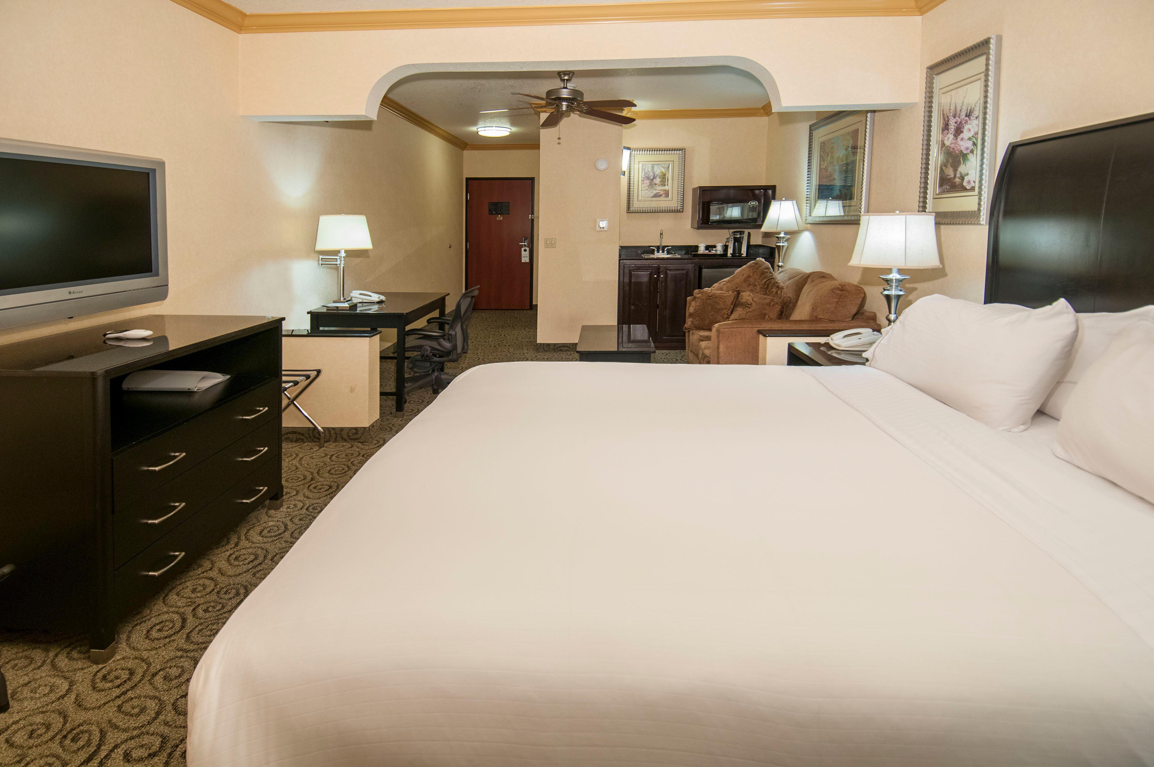 Holiday Inn Express & Suites Bakersfield Central By Ihg Экстерьер фото