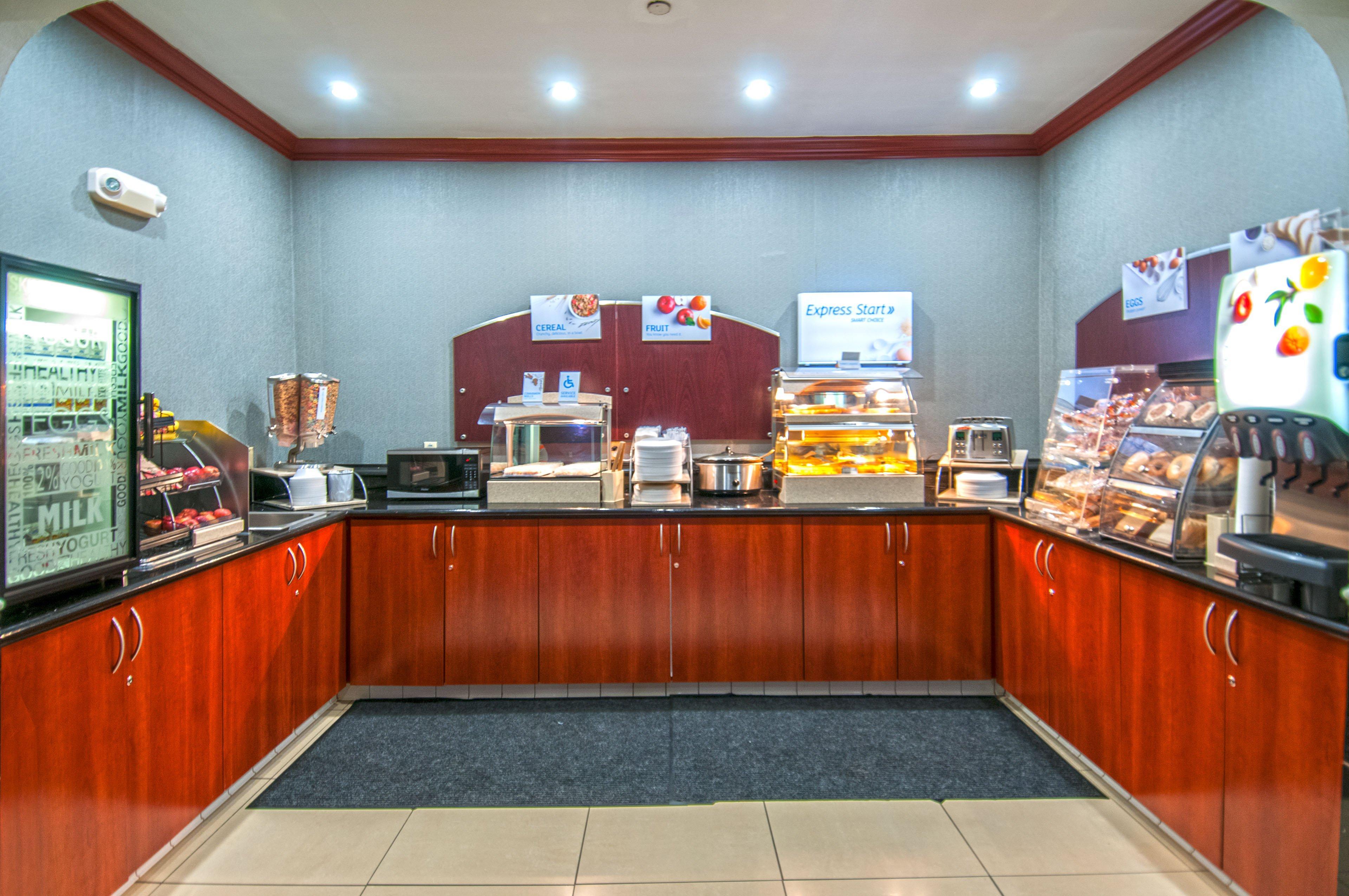 Holiday Inn Express & Suites Bakersfield Central By Ihg Экстерьер фото