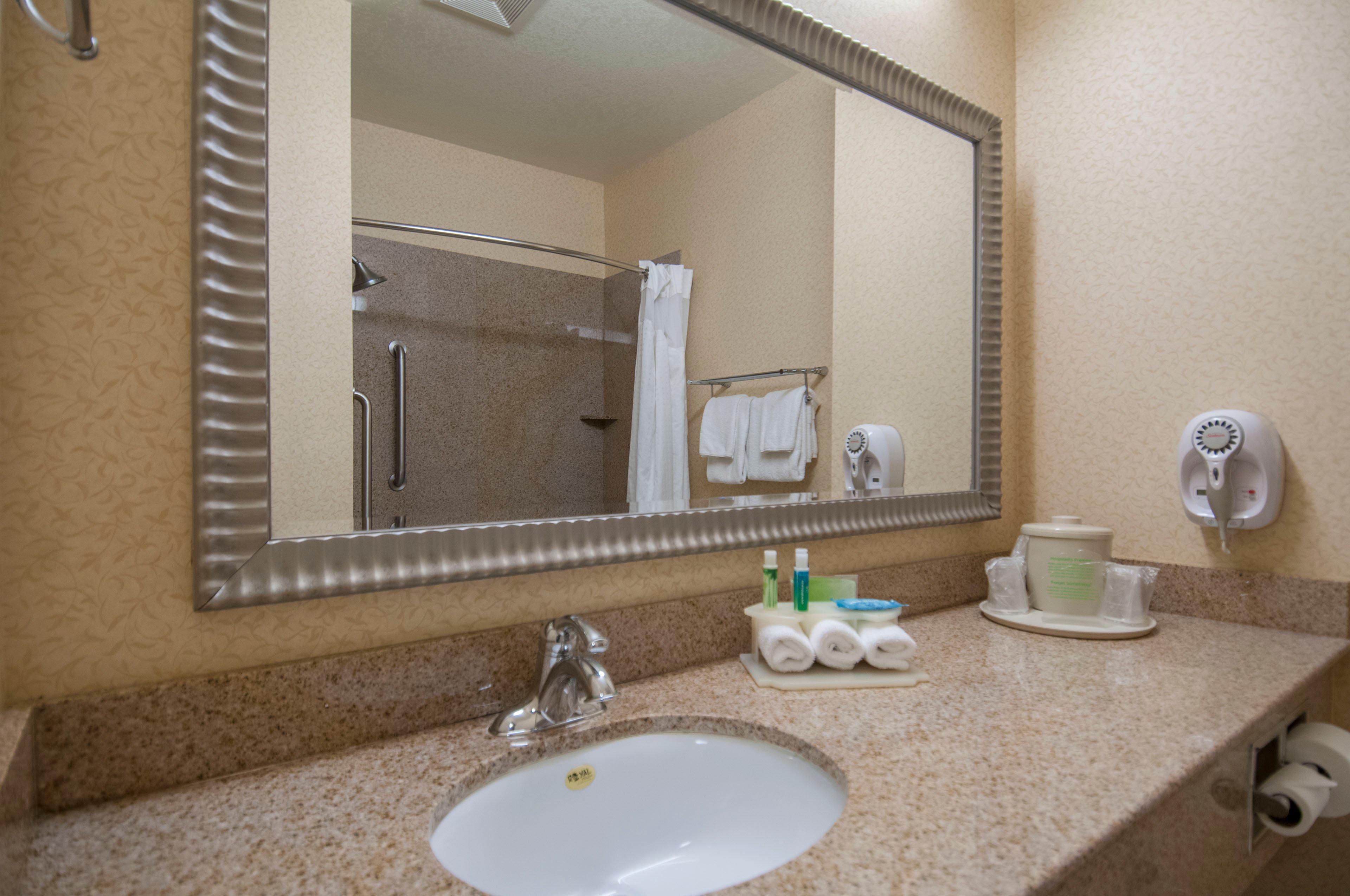 Holiday Inn Express & Suites Bakersfield Central By Ihg Экстерьер фото