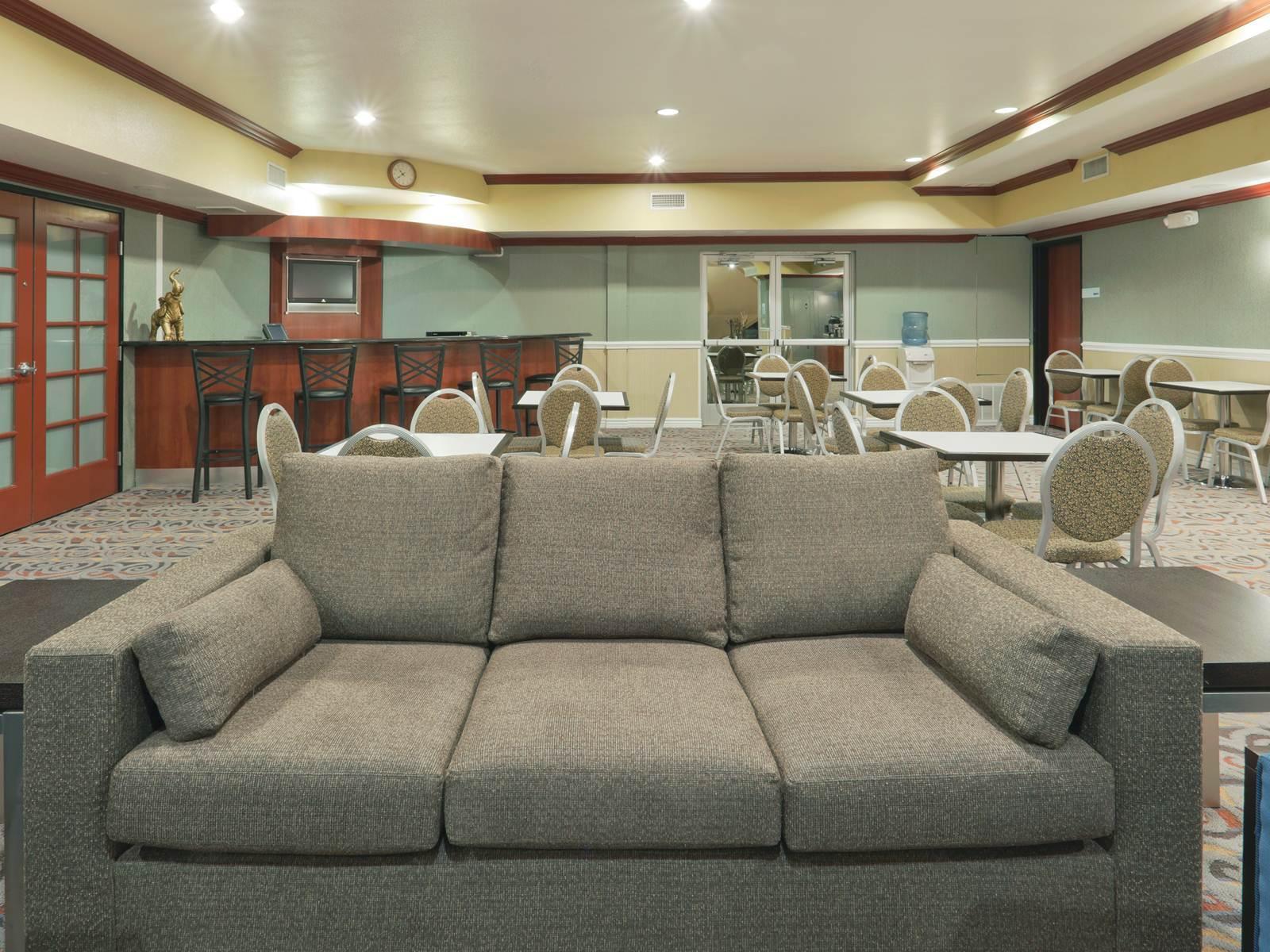 Holiday Inn Express & Suites Bakersfield Central By Ihg Экстерьер фото