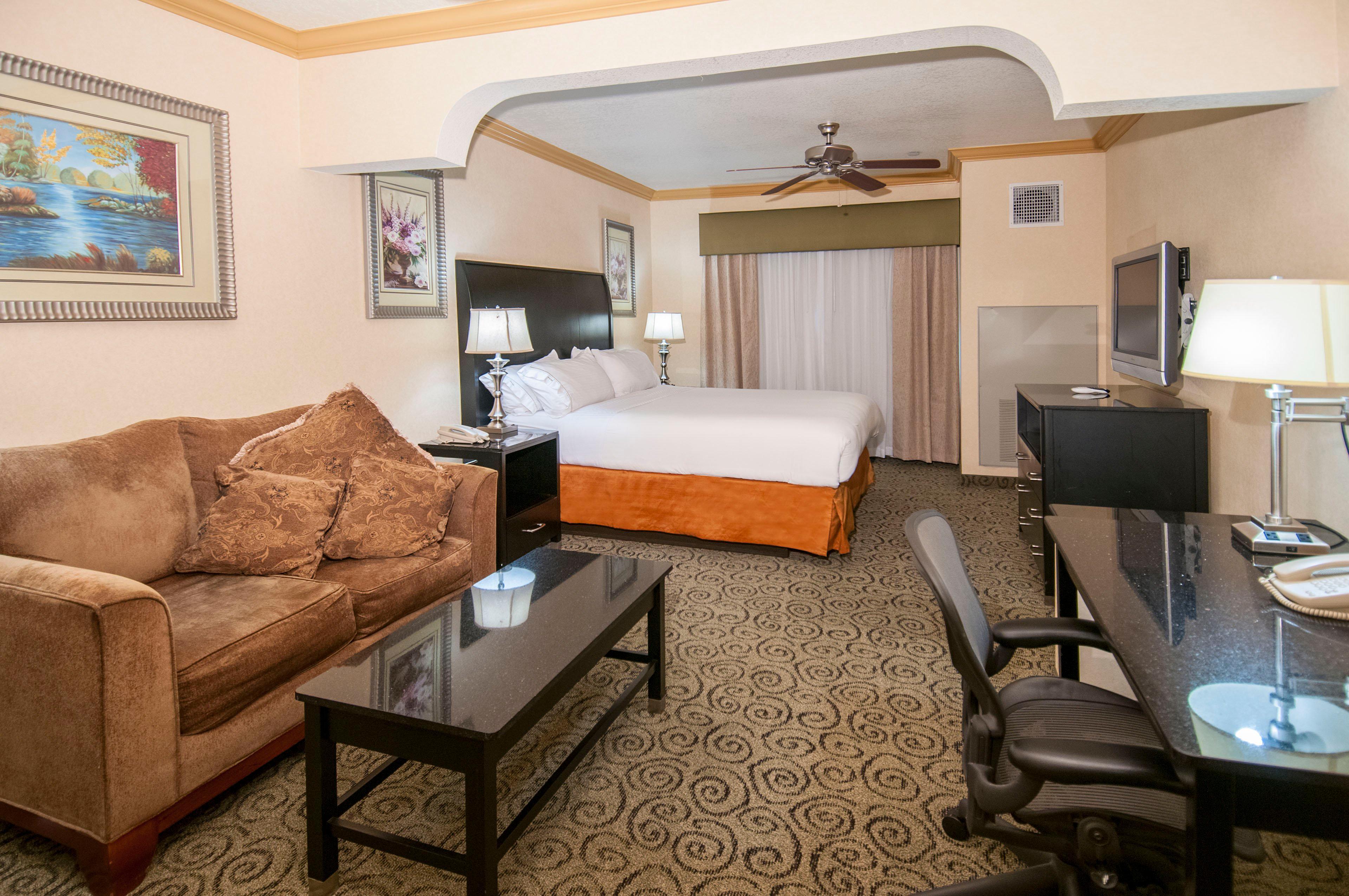 Holiday Inn Express & Suites Bakersfield Central By Ihg Экстерьер фото