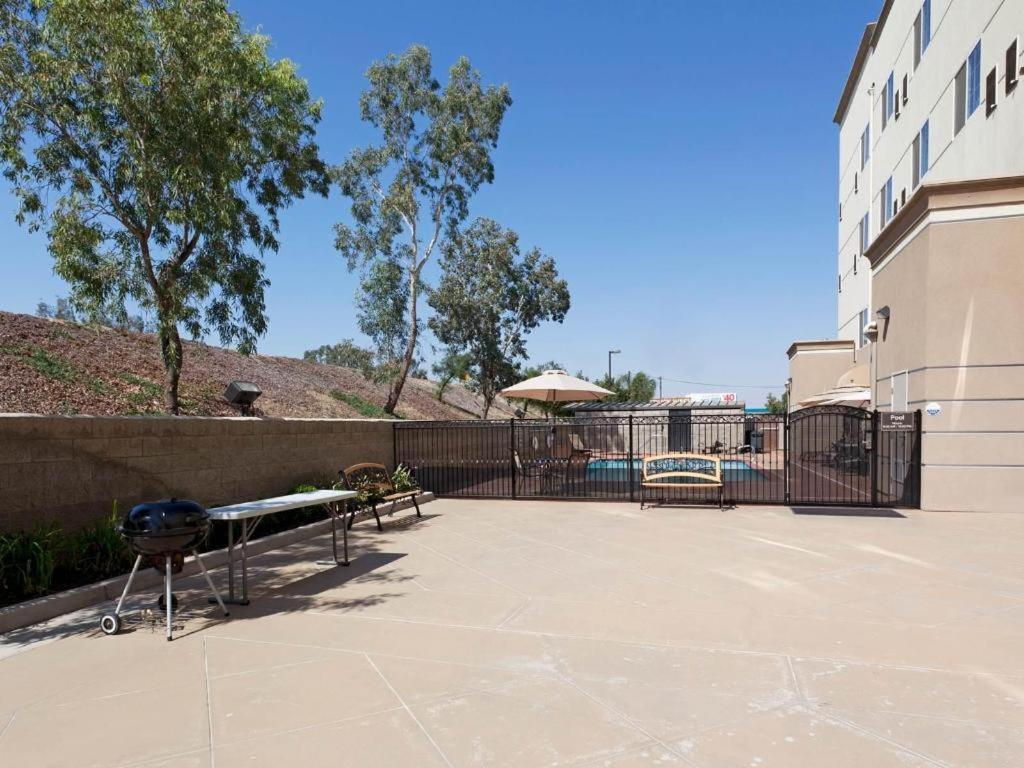 Holiday Inn Express & Suites Bakersfield Central By Ihg Экстерьер фото