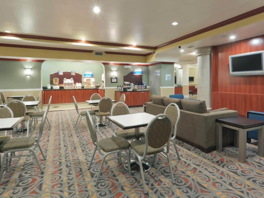 Holiday Inn Express & Suites Bakersfield Central By Ihg Экстерьер фото
