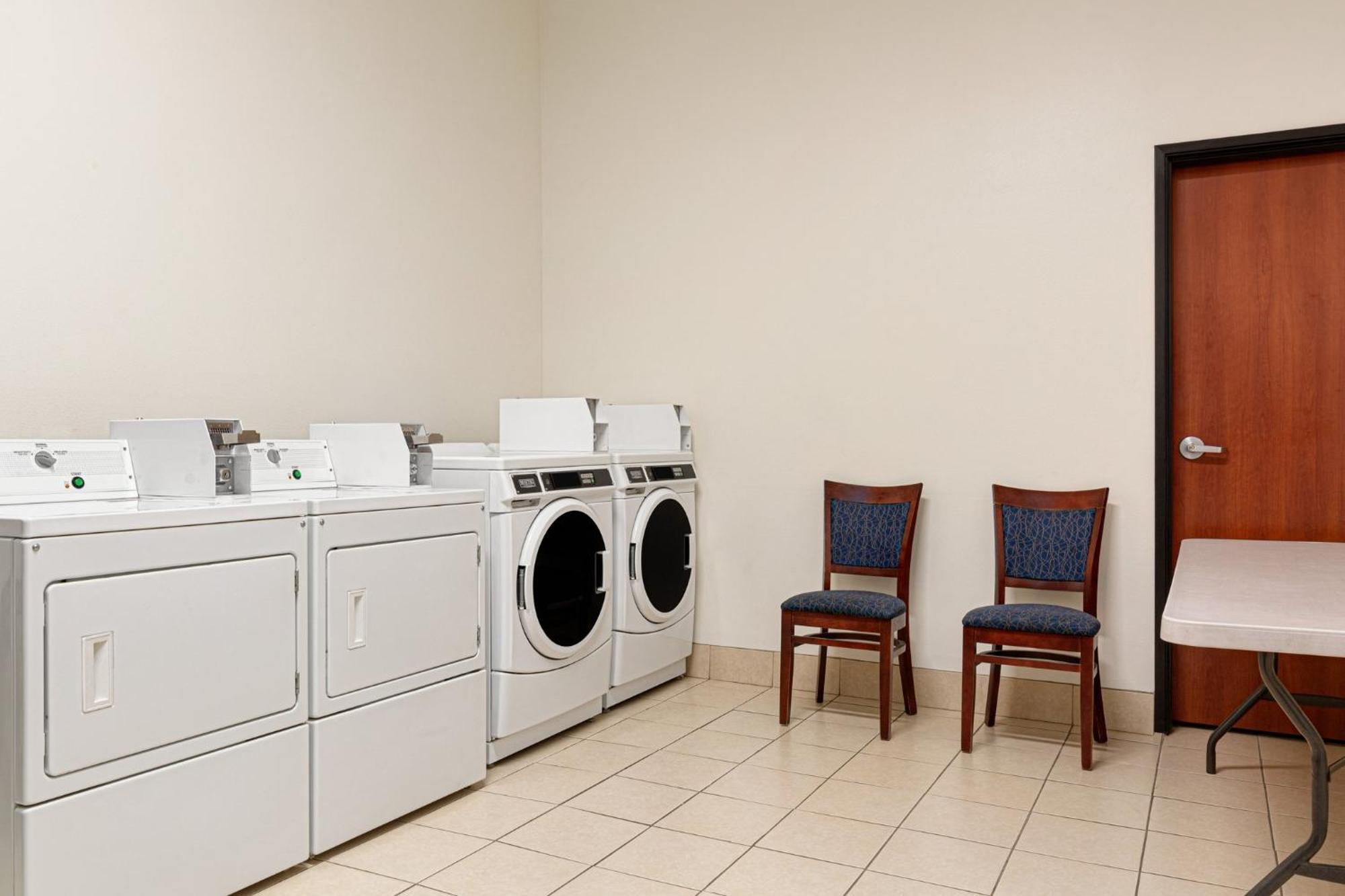 Holiday Inn Express & Suites Bakersfield Central By Ihg Экстерьер фото