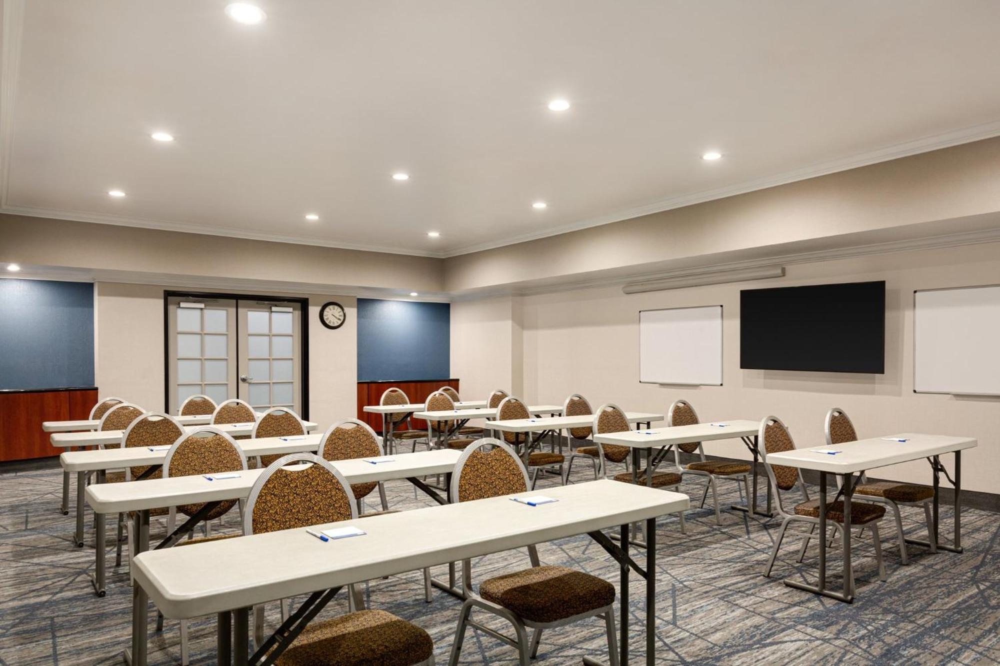Holiday Inn Express & Suites Bakersfield Central By Ihg Экстерьер фото