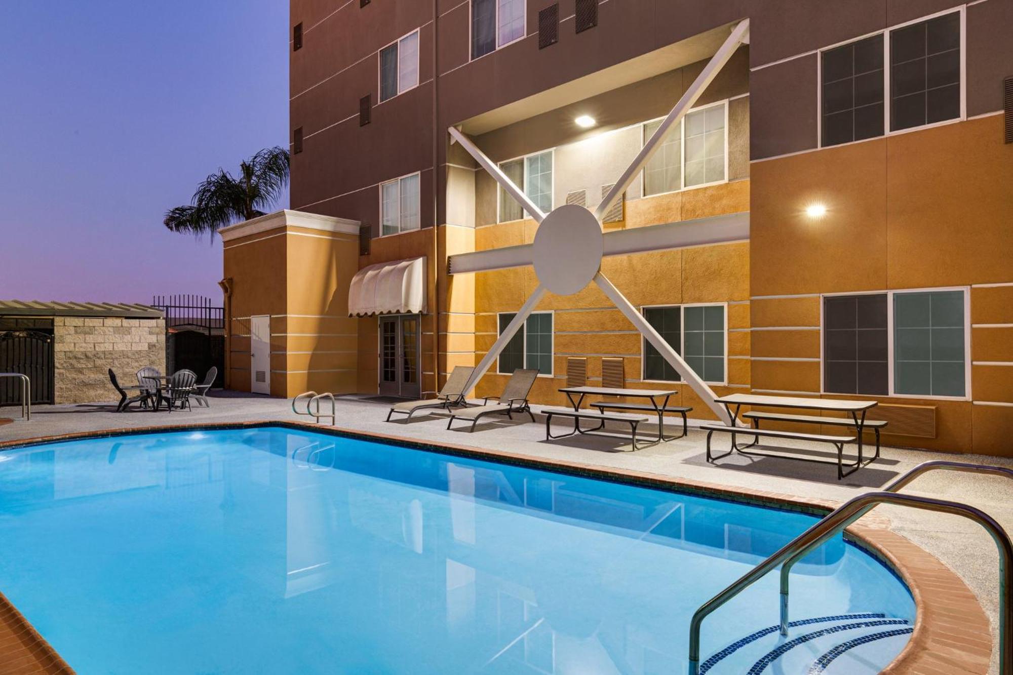 Holiday Inn Express & Suites Bakersfield Central By Ihg Экстерьер фото