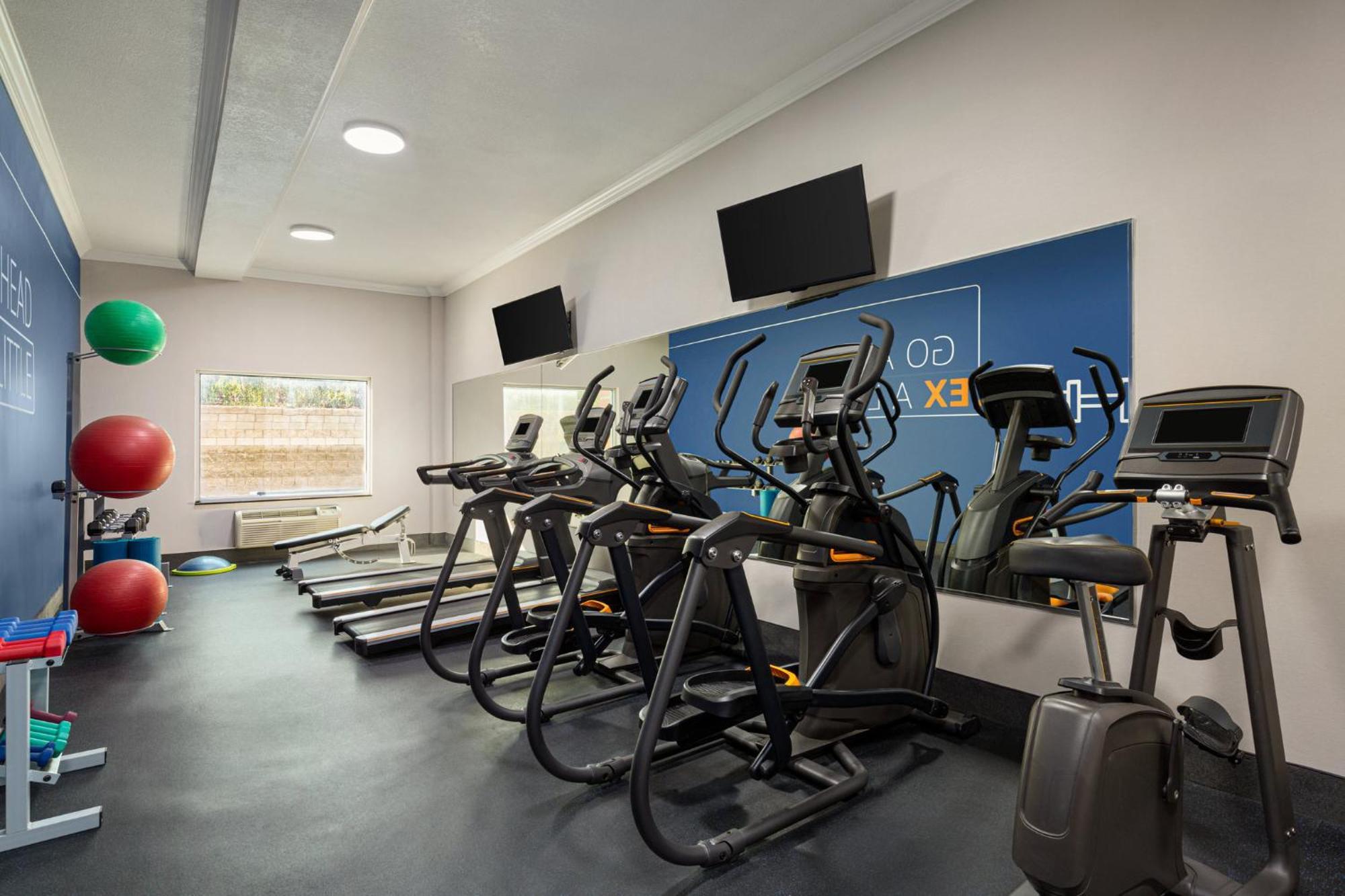 Holiday Inn Express & Suites Bakersfield Central By Ihg Экстерьер фото