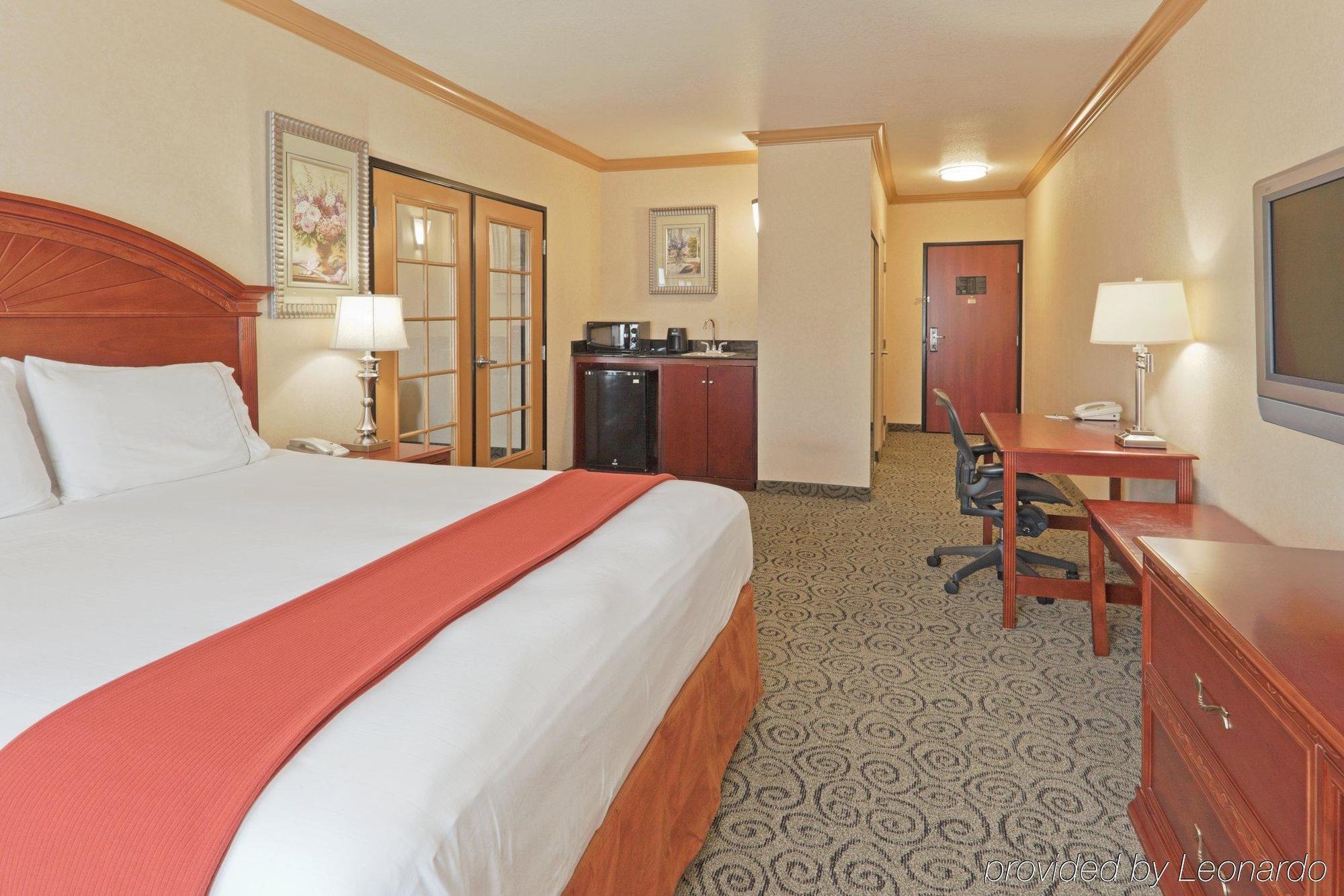 Holiday Inn Express & Suites Bakersfield Central By Ihg Номер фото